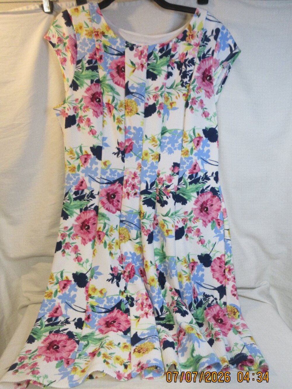 NWT~ELLE FLORAL CAP SLEEVED ADORABLE DRESS~96% POLY & 4% SPANDEX~SIZE XL